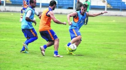 Elenco segue treinando no Schmidtão até a estreia, no dia 31, contra o Botafogo, em casa