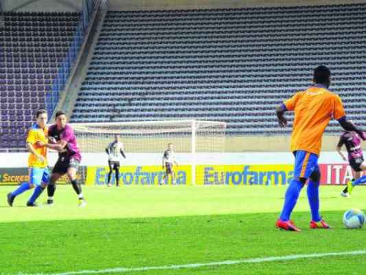 Jogo-treino aconteceu na Arena Fonte Luminosa e o técnico Buião aproveitou para colocar vários jogadores em campo