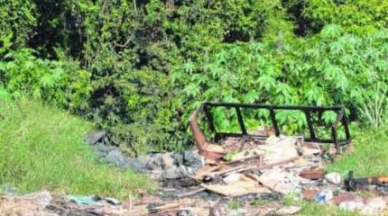 Às margens do rio: vários materiais são descartados próximo ao Córrego da Servidão, no trecho do Guanabara II