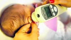 O Teste da Orelhinha é indolor e constitui-se de uma sonda que emite sons e faz a leitura da resposta que o ouvido dá a eles