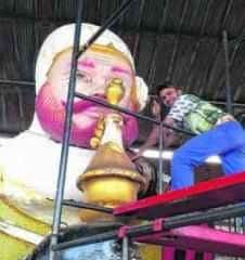 Richard Silva atua na coordenação dos carros alegóricos, confeccionados na antiga Estação