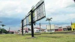 De acordo com a Prefeitura, as placas nas imediações do Estádio Municipal são de competência da Secretaria de Esportes