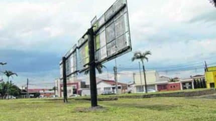 De acordo com a Prefeitura, as placas nas imediações do Estádio Municipal são de competência da Secretaria de Esportes