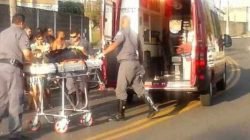 Momento em que os bombeiros colocam a vítima na viatura do Resgate. Fotos enviadas pelo leitor Márcio dos Santos.