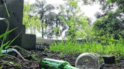 Espaço é alvo constante de vandalismo, como pichações. Ao invés de cultura, lixo e garrafas de bebi alcoólica estão espalhadas pelo local