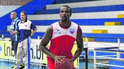 Cícero, que também faz a função de pivô, no treino da última segunda-feira (05), do RC Basquete, no Ginásio Felipe Karam