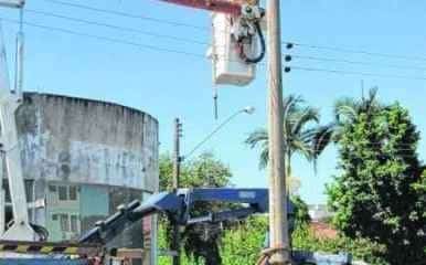 Funcionários da Elektro fazem reparo na rede elétrica em via de Rio Claro (foto arquivo)