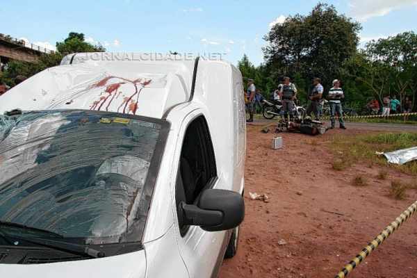 O motorista do automóvel fugiu após pressão popular
