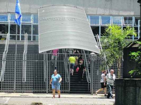 Munícipes buscam por atendimento no Fórum de Rio Claro, que fica na Avenida 5 em frente à Praça da Liberdade