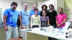 Equipe que trabalha com o Prof. Dr. Giovanni Gozzi (primeiro da direita para esquerda) em laboratório de Física da Unesp