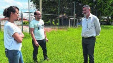 João Müller, Girlei Manoel e Gisele Freitas na vistoria realizada em Rio Claro (Foto: Câmara Municipal)