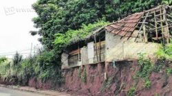 A propriedade está em nível acima ao da rua, margeada por um paredão de terra, que ameaça cair a qualquer momento, segundo reclamações