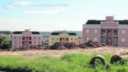 Alvo de reclamação, terreno em frente a condomínio no Jardim Panorama seria área pública