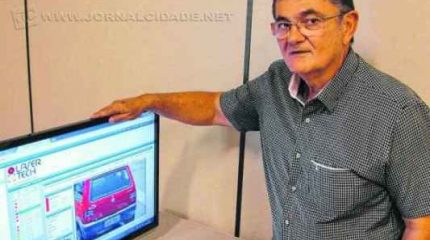 Secretário de Mobilidade Urbana, José Maria Chiossi, na central de monitoramento que funciona no seu departamento