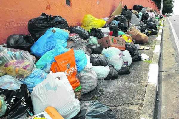 Equipe de Educação Ambiental da empresa verificou munícipes despejando sacos de lixo em locais indevidos para coleta