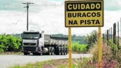 DIRIJA COM ATENÇÃO: placa alerta os motoristas sobre a existência de buracos em trechos da vicinal Nicolau Marotti