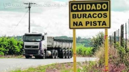 DIRIJA COM ATENÇÃO: placa alerta os motoristas sobre a existência de buracos em trechos da vicinal Nicolau Marotti