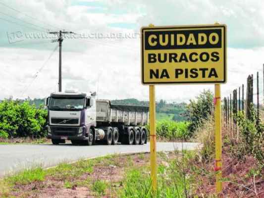 DIRIJA COM ATENÇÃO: placa alerta os motoristas sobre a existência de buracos em trechos da vicinal Nicolau Marotti