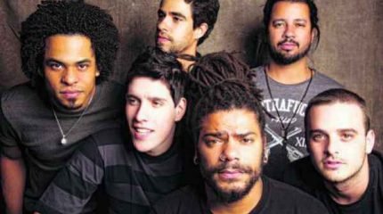 Com seis anos de estrada, a Onze:20 reúne um som suingado e letras leves, cujas composições são dos próprios integrantes