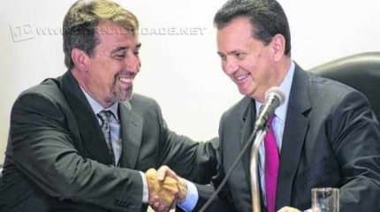 O novo ministro das Cidades, Kassab, recebe cargo de antecessor, Occhi (Foto: Marcelo Camargo/Agência Brasil)