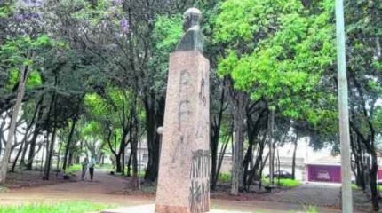 Busto de Humberto Cartolano, esculpido por Vilmo Rosada, está envolto em pichações