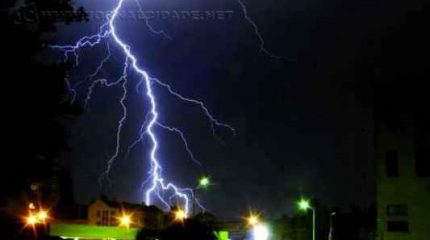 DESCARGAS ELÉTRICAS: em caso de temporais acompanhados por raios e ventos, procure abrigo em um local seguro (Foto ilustrativa)