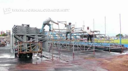 Funcionários da empresa contratada na montagem das tubulares. Expectativa da diretoria é que seja concluída nesta quarta