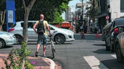 Motoristas foram surpreendidos por um desvio na região central. O congestionamento aborreceu os rio-clarenses