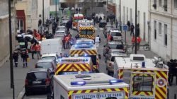 Autoridades parisienses fazem buscas pelos suspeitos (Foto: François Mori/API)