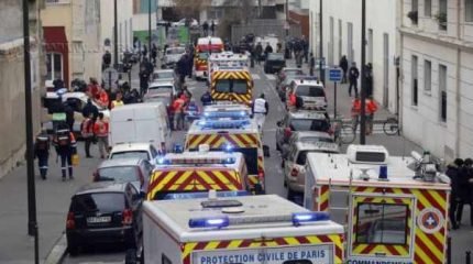 Autoridades parisienses fazem buscas pelos suspeitos (Foto: François Mori/API)