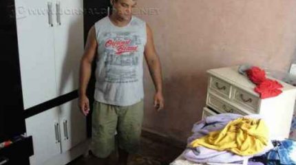 Rodrigo dos Reis teve a casa invadida pela enxurrada na madrugada dessa segunda-feira