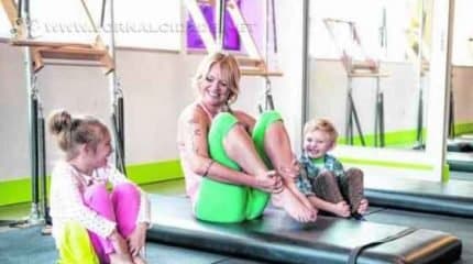 Para as crianças, são desenvolvidos exercícios que trabalhem concentração, atenção, postura e alongamento muscular