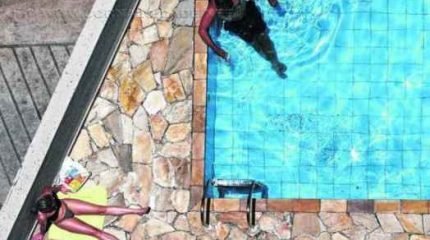 Na praia ou piscina, o ideal é molhar pulsos, pés e rosto antes de mergulhar na água (Rafael Neddermeyer/ Fotos Públicas)