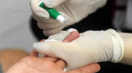 Teste é realizado de forma rápida e gratuita nos foliões. (Foto: Kássio Pereira /SESA)