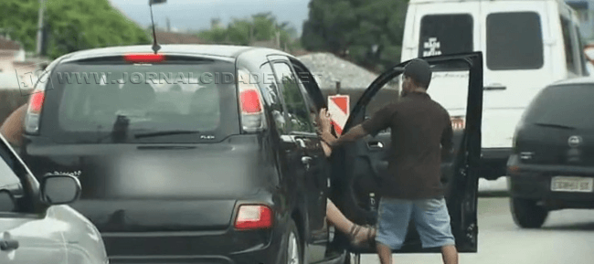 Cinegrafista filmou ataque à família em carro com placas de Rio Claro-SP (Reprodução: TV Tribuna/A Tribuna Online)