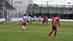 Em jogo fraco tecnicamente apesar dos cinco gols, mais por limitações defensivas do que mérito dos ataques, o Oeste, que perdeu inúmeras chances, saiu vencedor (Foto: Valentim Baraldi)