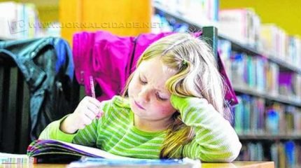 Mochilas pesadas e longo tempo em frente ao computador podem trazer problemas posturais a longo prazo