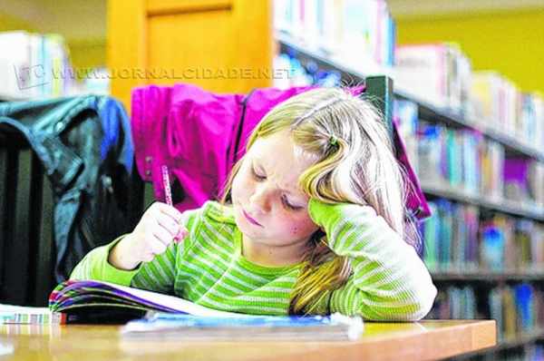 Mochilas pesadas e longo tempo em frente ao computador podem trazer problemas posturais a longo prazo