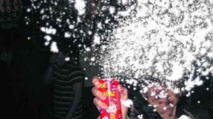 Espuma e serpentina em spray usadas no carnaval podem causar lesões nos olhos como a conjuntivite, a ceratite e a alergia