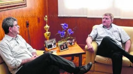 O prefeito de Rio Claro, Du Altimari (PMDB), e Amarildo Zorzo (PV), de Cordeirópolis, durante reunião