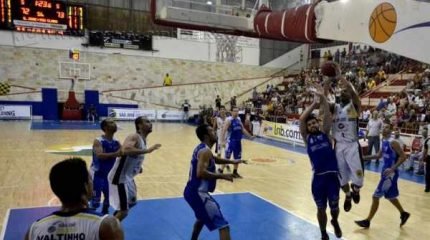O São José passou na frente faltando oito segundos, Rc empatou e jogo foi decidio na prorrogação (Foto: Arthur Marega Filho/São José Desportivo)