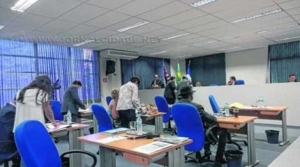 Chuvas causaram infiltrações dentro de salas que abrigam pacientes entubados, avisaram vereadores da oposição