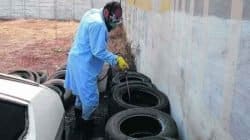 Agente da área de Saúde realiza vistoria em imóvel. Moradores devem eliminar criadouros do mosquito de suas residências