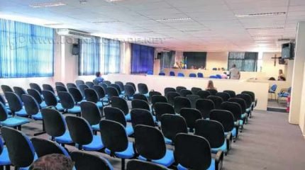 Audiência sem participação popular é frequente na Câmara Municipal. Nem todos os vereadores comparecem
