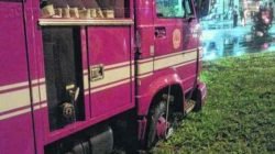 Leitor enviou foto de viatura do Corpo de Bombeiros que ficou atolada em canteiro da Visconde