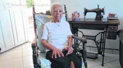 Com 100 anos completos no último dia 13, Dona Benedita vive no bairro Bela Vista com a filha, Maria Aparecida, e o neto