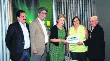 Comitiva da prefeitura de Rio Claro entregando projeto do Memorial para então ministra da Cultura, Marta Suplicy
