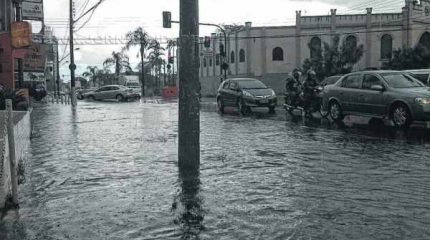Avenida Visconde ficou parcialmente alagada em alguns pontos