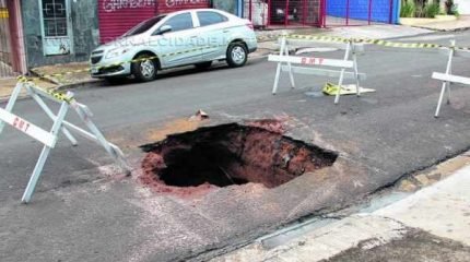 Buraco aberto pela enxurrada na Rua 18, entre as avenidas 5 e 7, no bairro Jardim Claret. Forte chuva foi novamente registrada na tarde dessa quarta-feira (18)