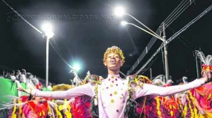 Grasifs é a primeira escola de samba a desfilar na Passarela do Samba montada na Rua 3-A, mas a programação tem início antes, com o Rei Momo e sua corte e o bloco Império do Samba